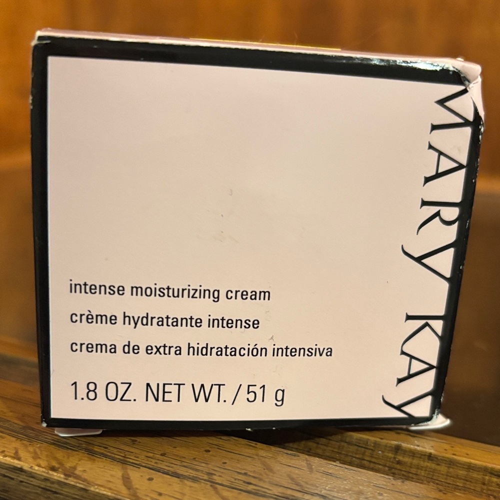 Mary Kay Intense Moisturizing Cream in Black and White
